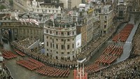 Terlihat ramainya warga Inggris memenuhi jalan-jalan sepanjang Istana Buckingham dan Westminster Abbey untuk melihat proses penobatan Ratu Elizabeth II. Popperfoto/Popperfoto/Getty Images.