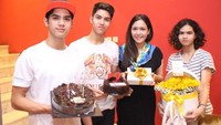 Kue dan bunga jadi kado Al, El dan Dul untuk ulang tahun sang bunda yang tetap terlihat awet muda. Sweet ya mereka? Foto: Instagram elrumi