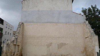 Dinding putih polos terlihat menjadi sepi terletak di kota Paris. (Foto: Boredpanda)