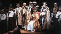 Prosesi penobatan berlangsung kurang lebih 3,5 jam disiarkan secara langsung dari televisi, proses penobatan Ratu Elizabeth II disaksikan oleh sekitar 27 juta warga Inggris dan jutaan lainnya di seluruh dunia. Hulton Archive/Getty Images.