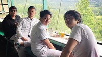 “Sarapan pagi sambil melihat indahnya pemandangan dari puncak Cisarua,” tulis El yang sedang makan bersama teman-temannya. Foto: Instagram elrumi