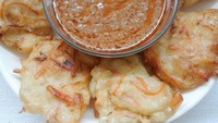 Selain dengan cabai dan sambal kecap, bakwan sayur juga mantap disandingkan bersama sambal kacang. Gurih bakwan beradu dengan krimi pedas sambal kacang yang enak. Foto : instagram @bunda_ani69  