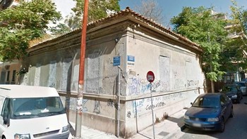 Salah satu rumah polos yang tepat di pertigaan jalanan raya terletak di Athena, Yunani. (Foto: Boredpanda)