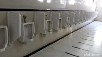 SPBU Ini juga memiliki 38 urinoir dan 10 pintu toilet. Di bagian wanita ada 45 pintu toilet. Semuanya dalam keadaan bersih.