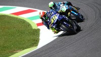 Rossi, yang mengenakan helm terbarunya, sukses tampil bagus di sesi kualifikasi MotoGP Italia. (Foto: Alessandro Bianchi/Reuters)