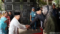 CT menyambut kedatangan JK.