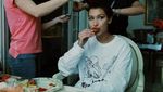 Gemar Pizza dan Pasta, Ini Gaya Si Cantik Bella Hadid Saat Makan