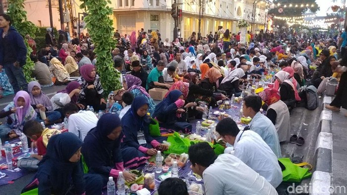 Momen berbuka puasa jangan jadi momen kamu bertambah gemuk. Foto: Tri Ispranoto