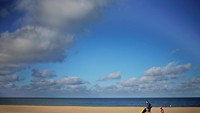 Mereka bersama-sama menyisir pantai untuk mengambil sampah yang berserakan. Aksi itu dalam rangka memperingati Hari Lingkungan Hidup Sedunia. Selain itu aksi itu juga untuk menjaga agar Pantai La Costila tetap indah. Jon Nazca/Reuters.