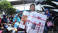 Senyum bahagia pemudik yang akan bertemu dengan sanak keluarga di kampung halaman.