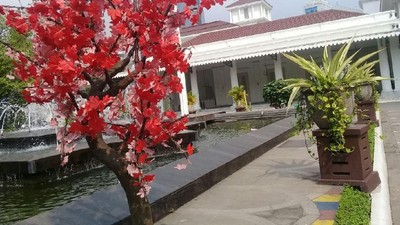 Foto: Warna-warni Pohon Imitasi Percantik Balai Kota dan DPRD DKI