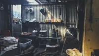 Dalam unggahan foto pria berusia 27 tahun ini. Terlihat sebuah dapur zaman dulu di tahun 80-an. Jadi inget dengan rumah nenek zaman dulu ya. Foto: Instagram @marcelldarwin