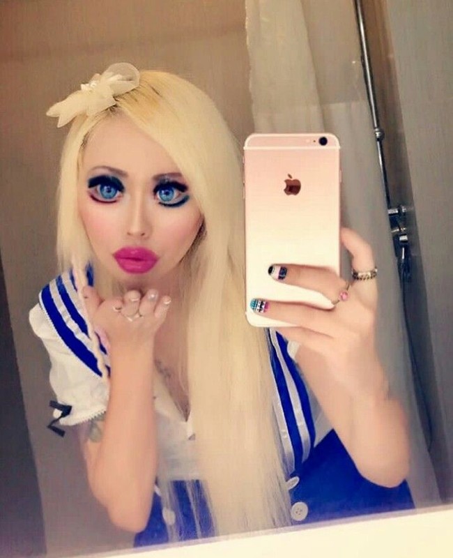 I think its annabelle & honestly you looking not beauty, komentar netizen di Instagram Ophelia, @opheliavanity. Horror version of Barbie, tulis netizen lainnya. Foto: Dok. Instagram Ophelia Vanity