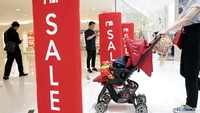 Pengunjung terus berdatangan ke pusat perbelanjaan tersebut.