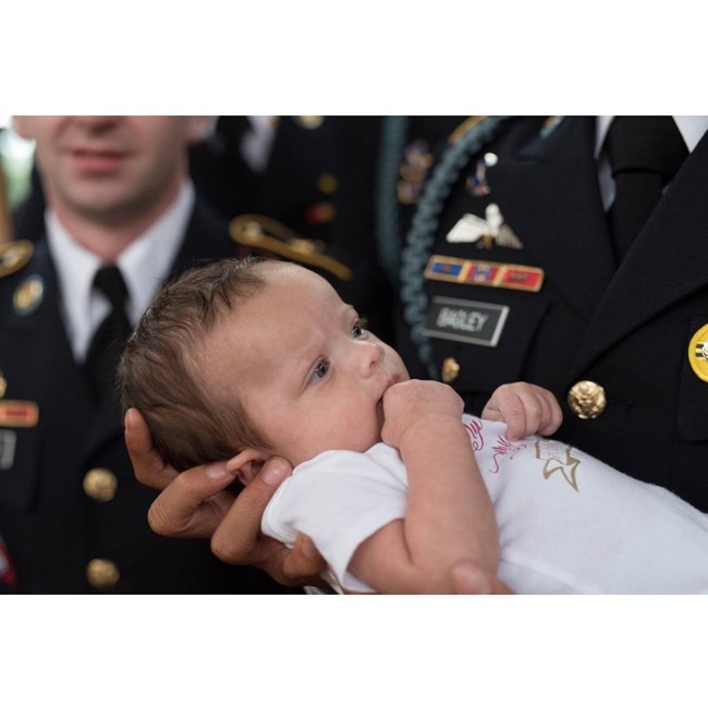 Foto-foto manis tersebut pun diunggah Brit di akun Instagram-nya dan menjadi viral. Tak sedikit netizen yang merasa terharu bahkan menangis melihat foto dan mendengar cerita sang bayi. Foto: Instagram/@britt.m.harris