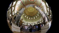 Umat muslim berdoa di komplek suci Kota Tua Yerusalem (Foto: Dok. REUTERS/Ammar Awad)