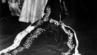 Ratu Elizabeth II berfoto bersama sang suami, Pangeran Phillip setelah prosesi penobatan Ratu Inggris. Popperfoto/Getty Images.