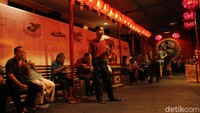 Warga buka puasa bersama di dalam vihara.