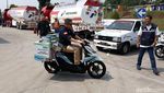 Jonan Wira-wiri Naik Motor Pengangkut BBM