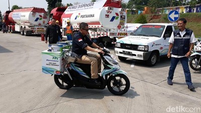 Jonan Wira-wiri Naik Motor Pengangkut BBM