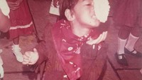 Nah kalau ini momen bersejarah bagi pandji. Ketika masih kecil, ia ikutan lomba makan kerupuk. Uniknya, ia makan kerupuk pakai kostum ala koboi. Foto: instagram @pandji.pragiwaksono