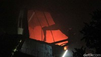 Sebelumnya, gudang tersebut memang sempat terbakar selama 7 jam, namun sudah berhasil dipadamkan.