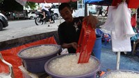 Pedagang menyortir kolang kaling yang dijualnya.