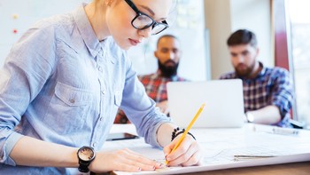 Managing Partner USD 175.000/tahun (sekitar Rp 2,5 miliar). Managing partner adalah posisi manajemen senior, didefinisikan oleh Glassdoor sebagai seorang eksekutif yang membantu mengawasi mitra-mitra perusahaan. Foto: Business Insider