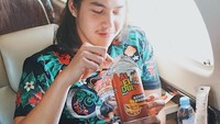 Anak kedua pasangan Ahmad Dhani dan Maia Estianty ini sedang di pesawat pribadi. Ia memilih ngemil keripik singkong produksinya bersama sang kakak Al dan adiknya, Dul. Foto: Instagram elrumi