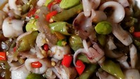 Cumi pete pedas yang diberi sedikit air dengan potongan cabai dan pete terlihat sangat nikmat. Makan pake nasi aja udah mantap. Foto: Instagram @dapoer_ellys