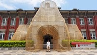Bubu raksasa ini sebetulnya adalah sebuah paviliun yang dibuat langsung dengan tangan dan sengaja diletakkan di depan museum. Istimewa/Inhabitat.