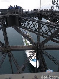 Jadi Spiderman di Harbour Bridge Sydney, Mau Coba?