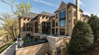 Sebuah rumah seluas 48.000 kaki persegi yang terletak di tepi Taman Great Falls McLean di pinggiran McLean, Virginia, DC, dijual dengan harga US$ 62,95 juta atau setara Rp 881 miliar (kurs Rp 14.000). Istimewa/CNBC.
