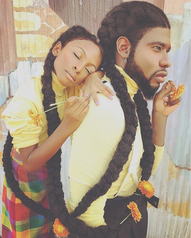 Foto-foto yang ditampilkan Benny dan Jaxyn disukai pengguna Instagram bukan hanya karena menampilkan keunikan gaya rambut ayah dan anak itu. Ikatan yang kuat di antara mereka juga tercermin dari pose keduanya. Foto: Dok. Instagram/bennyharlem