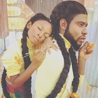 Foto-foto yang ditampilkan Benny dan Jaxyn disukai pengguna Instagram bukan hanya karena menampilkan keunikan gaya rambut ayah dan anak itu. Ikatan yang kuat di antara mereka juga tercermin dari pose keduanya. Foto: Dok. Instagram/bennyharlem