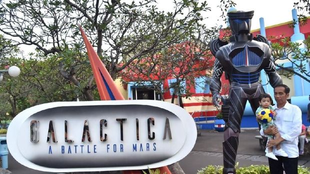 Jokowi dan Jan Ethes yang menikmati wahana Galactica