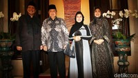 CT dan Anita Ratnasari Tanjung foto bersama dengan SBY dan Ani Yudhoyono.