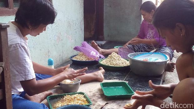 Produsen jajanan lombok-lombokan di Jepara