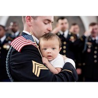 Christian Michelle Harris pun harus kehilangan sang ayah sejak bayi. Namun tak ingin terlarut dalam kesedihan, Britt memiliki ide untuk melakukan pemotretan bayinya yang baru lahir. Foto: Instagram/@britt.m.harris