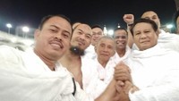 Saat Prabowo, Amien dan rombongan lainnya berjabat tangan saat beribadah umrah. Foto: dok. Istimewa