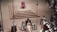Prosesi Penobatan Ratu Elizabeth II sedang berlangsung di Westminster Abbey. Popperfoto/Getty Images.