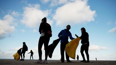Aksi Bersih-bersih Pantai Jelang Hari Lingkungan Hidup Sedunia