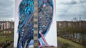 Jadi keren setelah diberikan gambar mural burung raksasa. (Foto: Boredpanda)