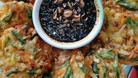 Akun @chen_chin_mei ini beda lagi. Ia memposting foto bakwan sayur yang ditambahkan irisan buncis. Kemudian dilengkapi dengan sambal kecap yang pedas manis legit. Pas dimakan sambil dicocol. Foto: Istimewa