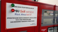 Dari sisi Pertamina pelayanan self service cash less ini memberikan efisiensi. Sebab untuk satu lajur yang berisi 4 dispenser biasanya diisi 4 petugas. Kini hanya perlu 1 petugas yang hanya mendampingi guna memberikan instruksi cara pengisian.