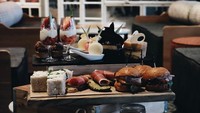 Wow! Ada burger hingga sajian dessert mungil yang nikmat. Makin enak nih dinikmati bersama dengan secangkir teh hangat. Foto: Instagram @marcelldarwin