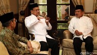 BJ Habibie, JK, dan Boediono berbincang di sela-sela acara buka puasa bersama.