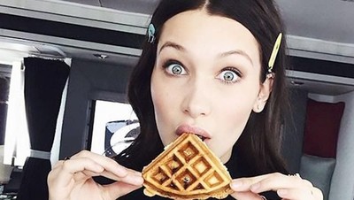 Gemar Pizza dan Pasta, Ini Gaya Si Cantik Bella Hadid Saat Makan