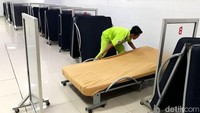SPBU ini juga menyediakan 1 ruangan besar yang berisi puluhan tempat tidur lipat. Biaya sewanya hanya Rp 40 ribu untuk 10 jam di hari biasa dan 8 jam saat musim lebaran.