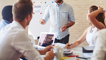 Konsultan Strategi USD 136.300/tahun (sekitar Rp 1,9 miliar). Seorang konsultan strategi akan menilai risiko-risiko potensial, menilai pasar, secara umum menyajikan rencana untuk memastikan suksesnya perusahaan. Foto: Business Insider. 